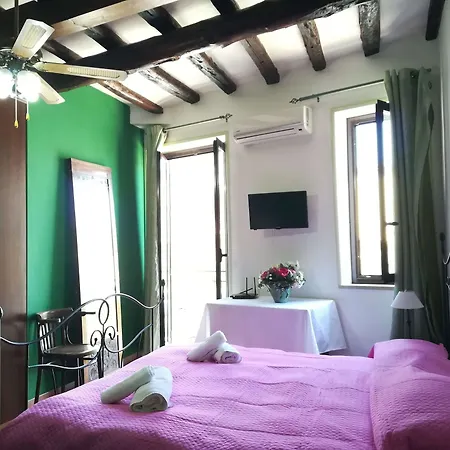 לינה וארוחת בוקר Due Passi Dal Centro 4*