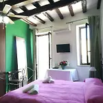 Bed and Breakfast Due Passi Dal Centro 4*