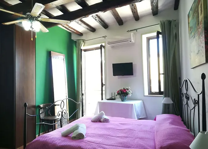 Bed & Breakfast Due Passi Dal Centro 3*
